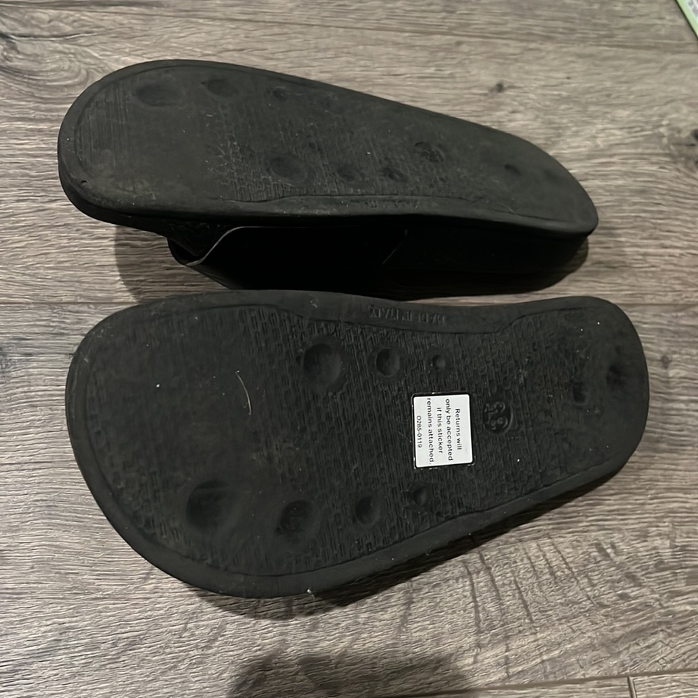 Off white pool slides - Picture 3 of 10